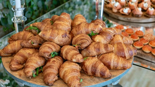 Quelles stratégies pour proposer des plats à base de fruits secs dans un restaurant de cuisine fusion?