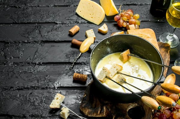 Quels sont les meilleurs conseils pour organiser une soirée fondue avec des accompagnements variés?